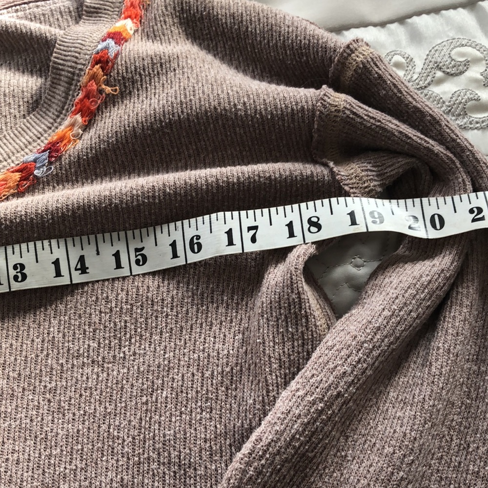 ☘️ Host Pic☘️ We The Free sweater/top embroidered cuffs and neckline Size Small - Picture 3 of 7